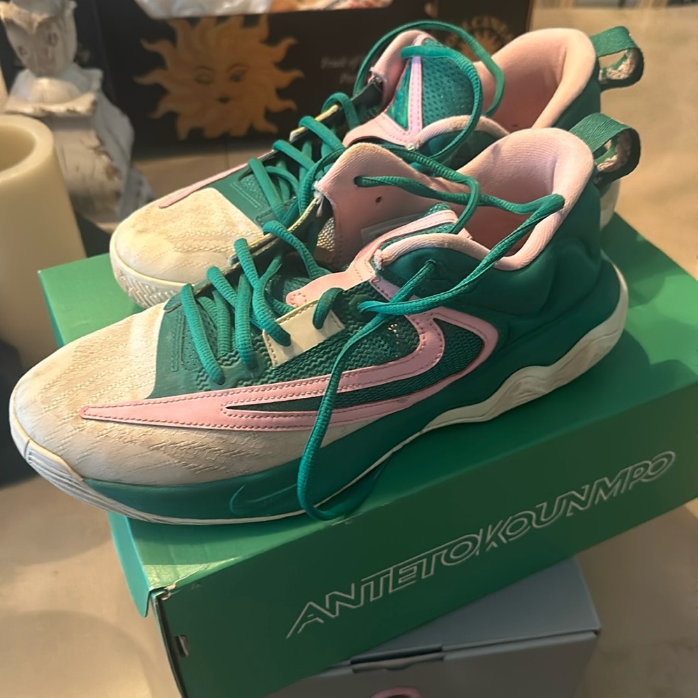 Men’s basketball shoes